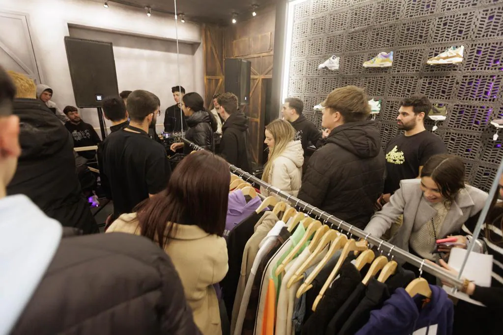 Locura en la inauguraci n de una tienda en Granada en la que Saiko